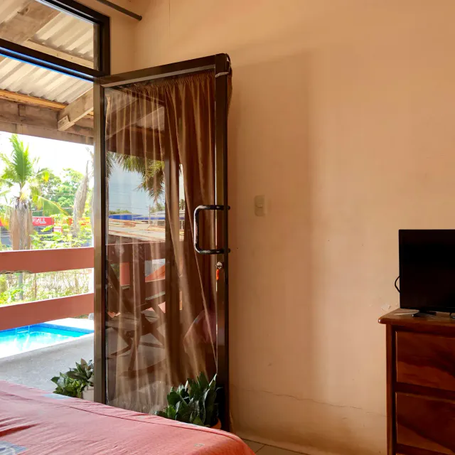 À VENDRE / Hôtel en bord de mer à El Cocal, Puntarenas : 24 chambres, piscine et stationnement