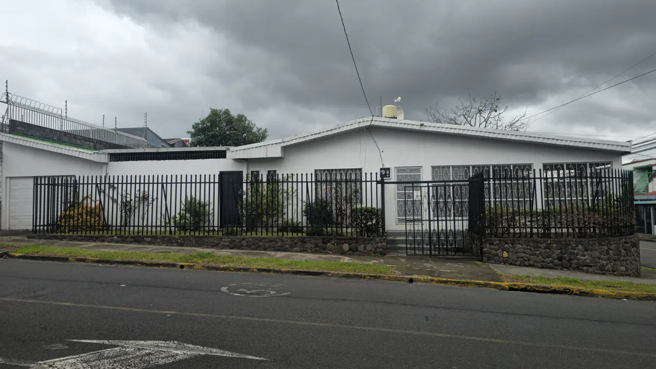 Charming 3-Bedroom Home in Desamparados, San José with Patio and Garden - 2