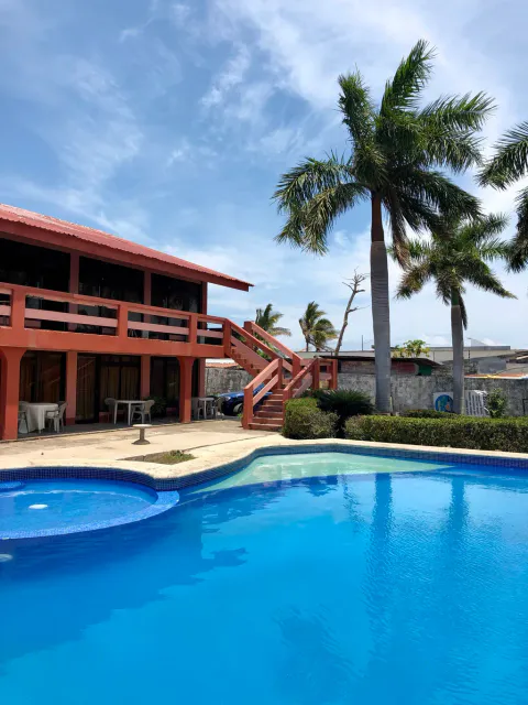 À VENDRE / Hôtel en bord de mer à El Cocal, Puntarenas : 24 chambres, piscine et stationnement