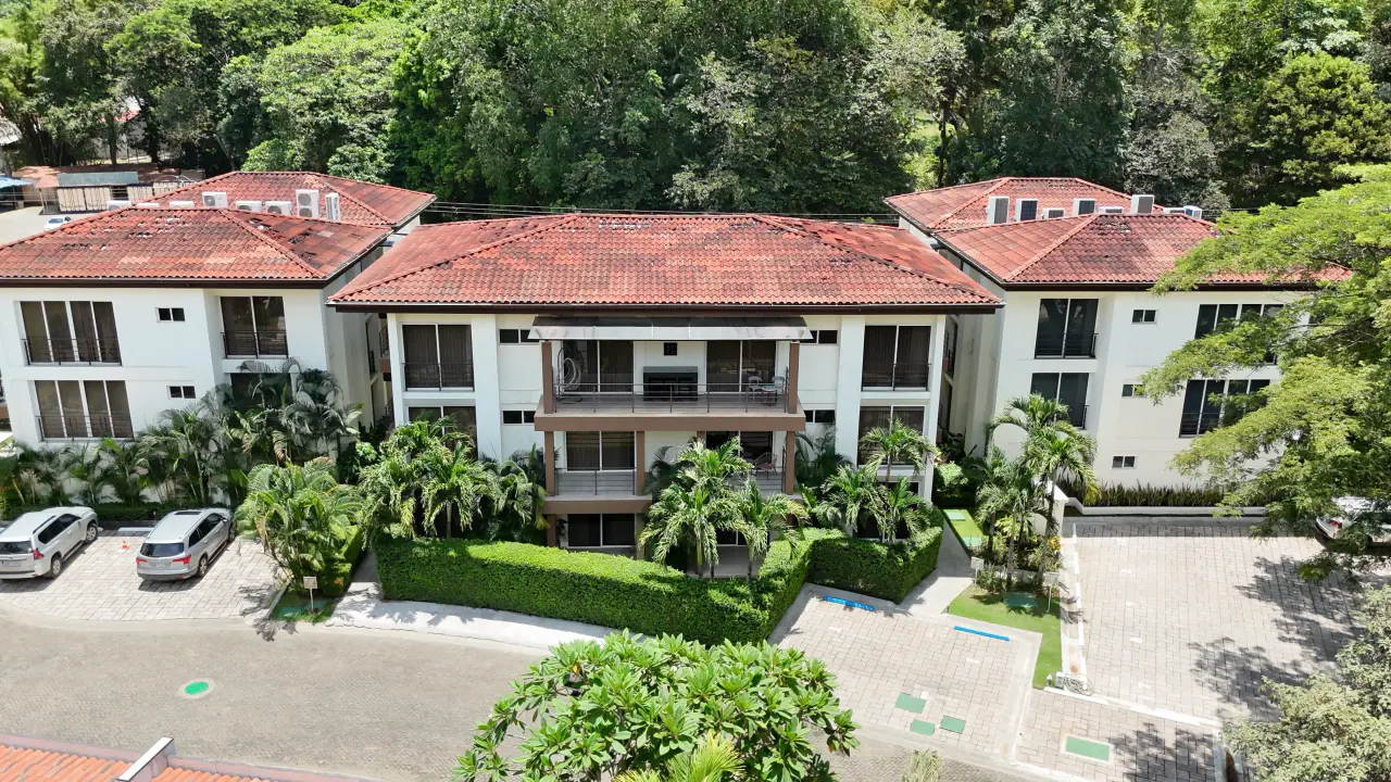 Apartamento de Lujo en Herradura: 2 Habitaciones, Balcón y Acceso a Piscina - 3