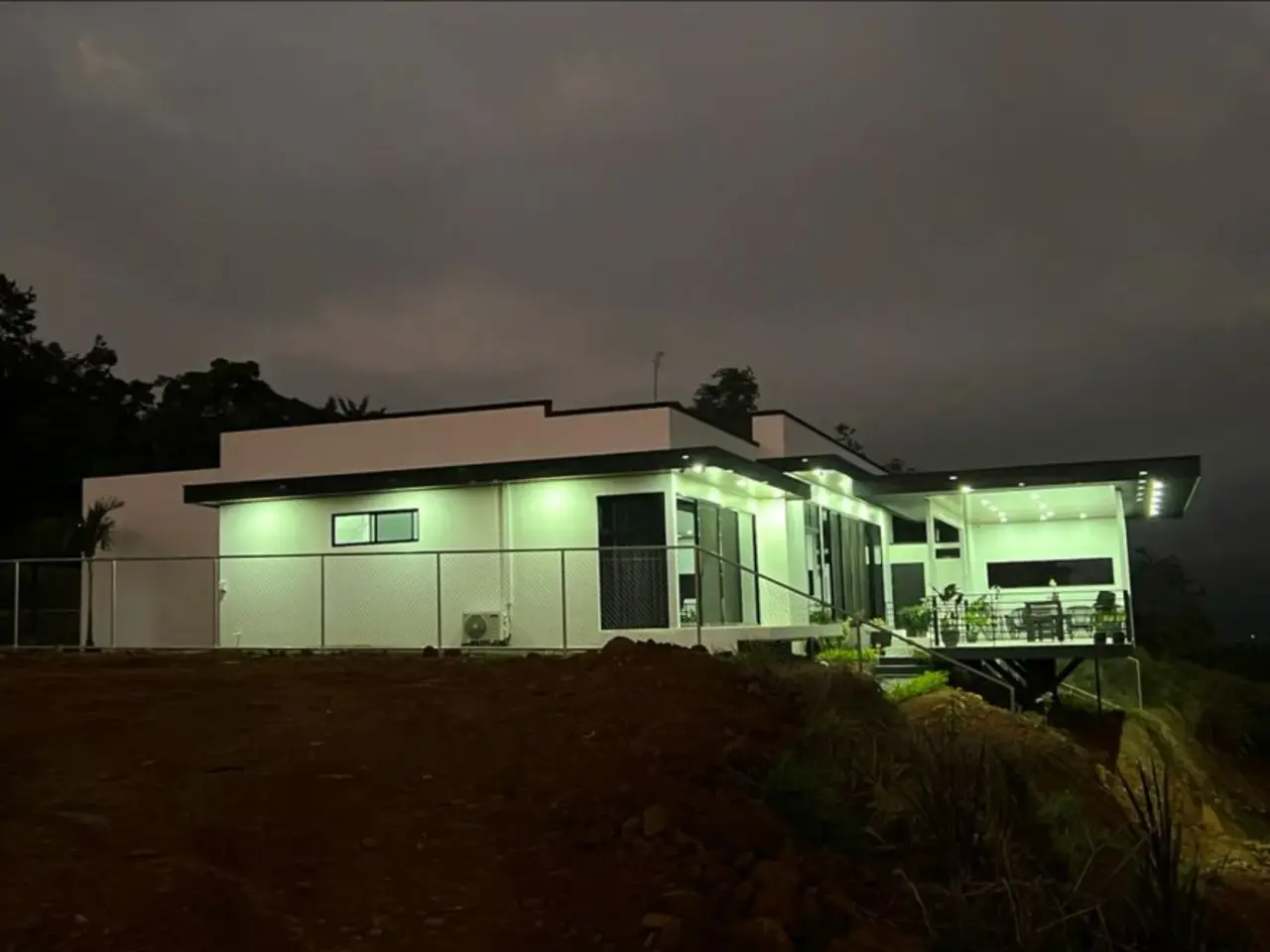 MODERN & ELEGANT HOUSE WITH CITY VIEW IN PEREZ ZELEDON, COSTA RICA - 3