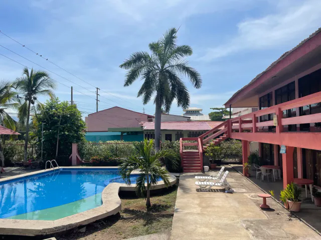 À VENDRE / Hôtel en bord de mer à El Cocal, Puntarenas : 24 chambres, piscine et stationnement
