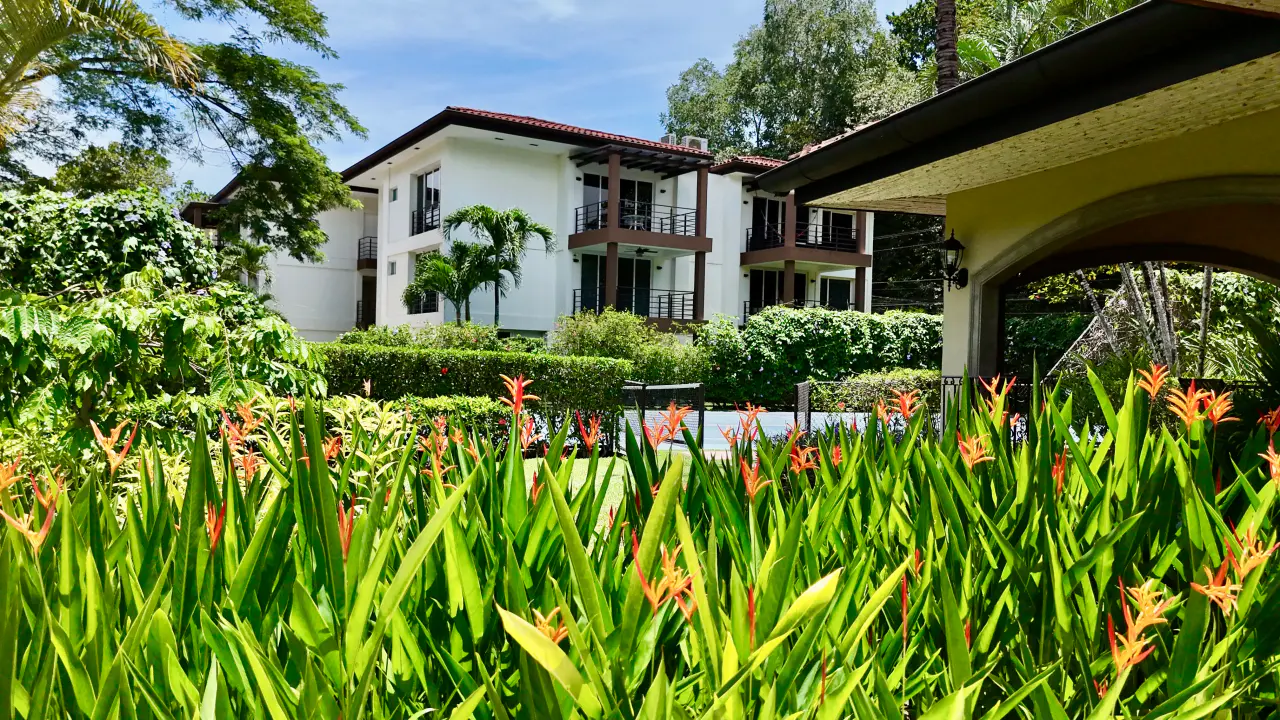 Luxury Apartment in Herradura: 2 Bedrooms, Balcony, and Pool Access - 1