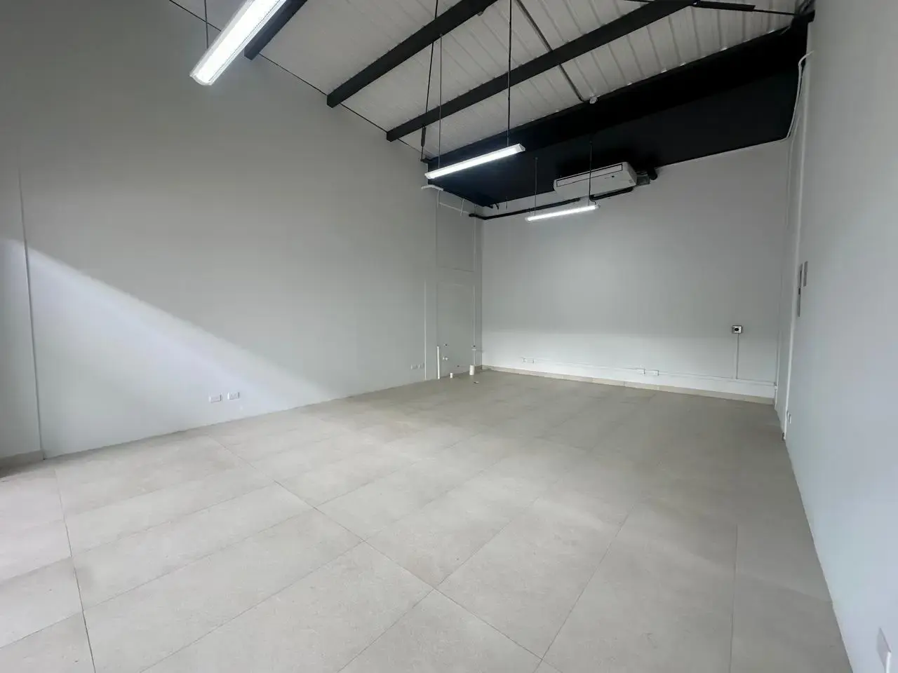Espacio comercial/de oficinas completamente nuevo en una ubicación privilegiada de Jacó. - 5