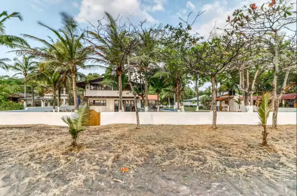 Stunning 3-Bed Beachfront Villa with Private Pool and Lush Tropical Gardens - 3