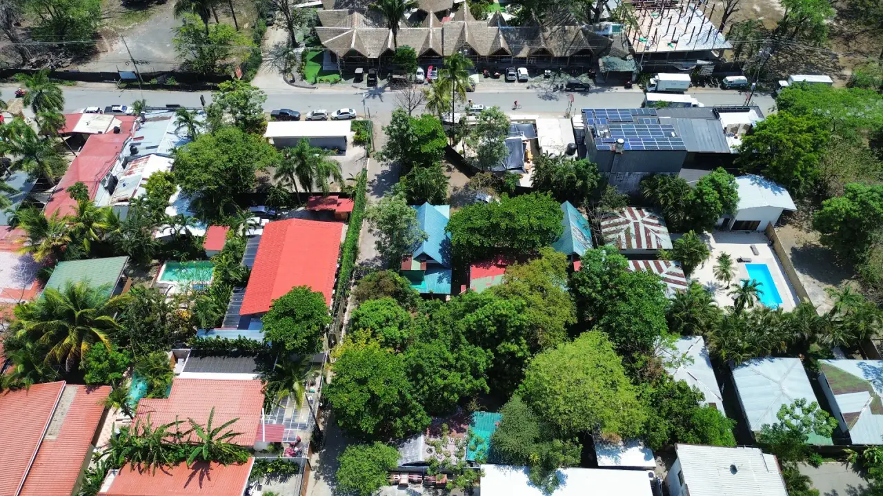 Lote comercial de esquina de primera en el corazón de Santa Teresa con alto potencial de retorno de la inversión - 2
