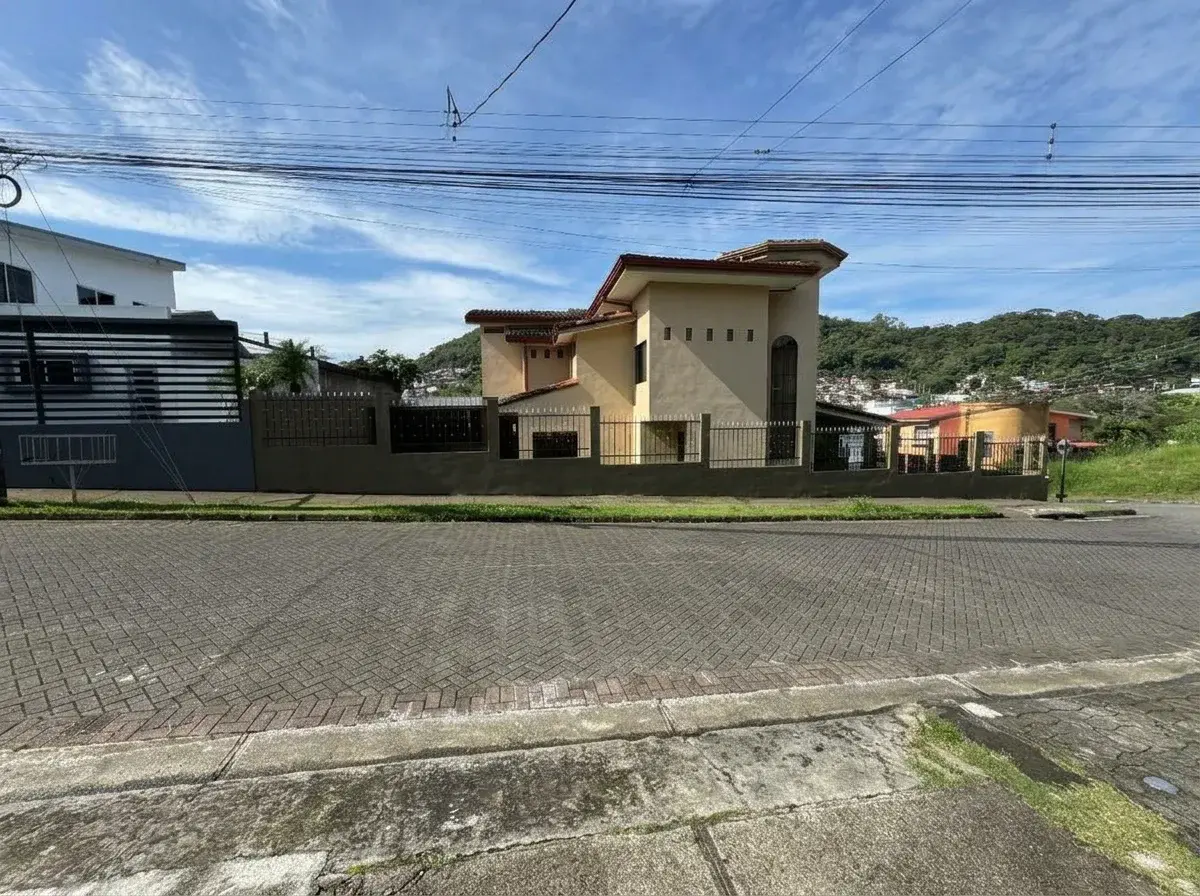 Residencial Lomas de Curridabat, 3 Bed, 3.5 Bath Modern Home in Residencial Lomas de Curridabat - 2