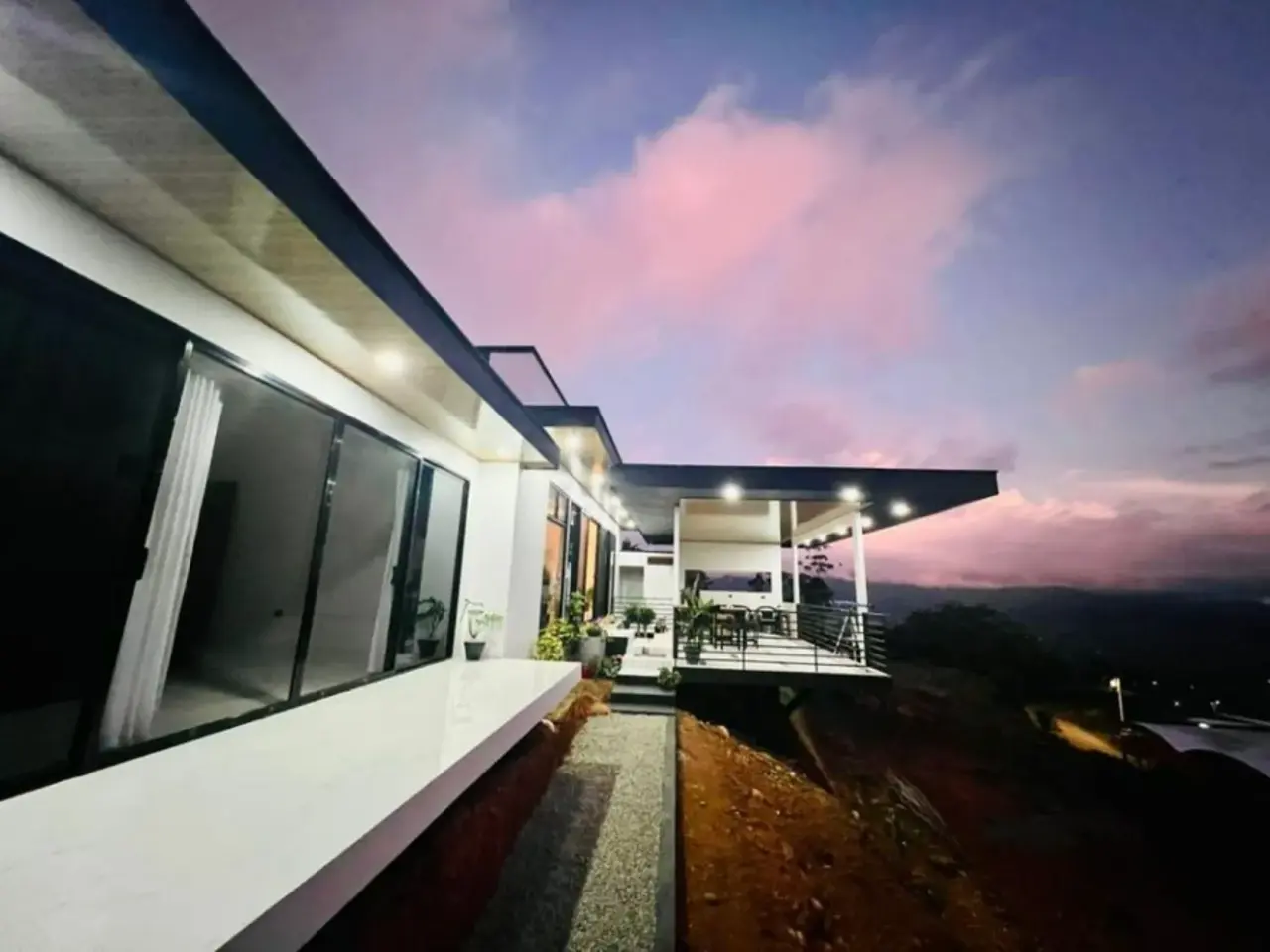 MODERN & ELEGANT HOUSE WITH CITY VIEW IN PEREZ ZELEDON, COSTA RICA - 2