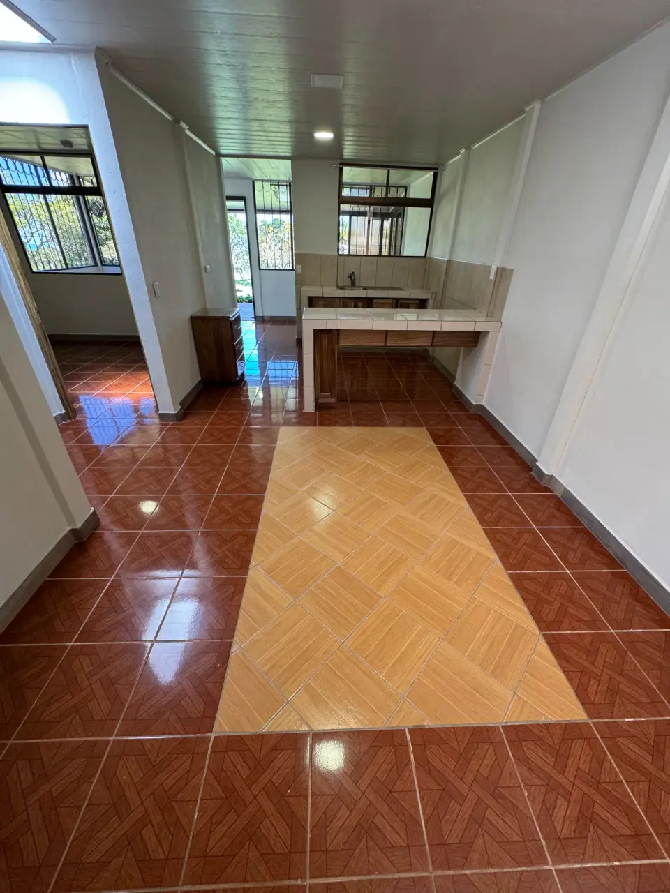 Rent / Versatile Residence with Expansive Grounds and Mountain Views - 2