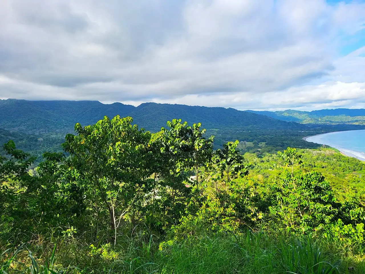 Lote con vista al mar en la cima de la montaña en una comunidad privada y cerrada con vista a Tambor - 3