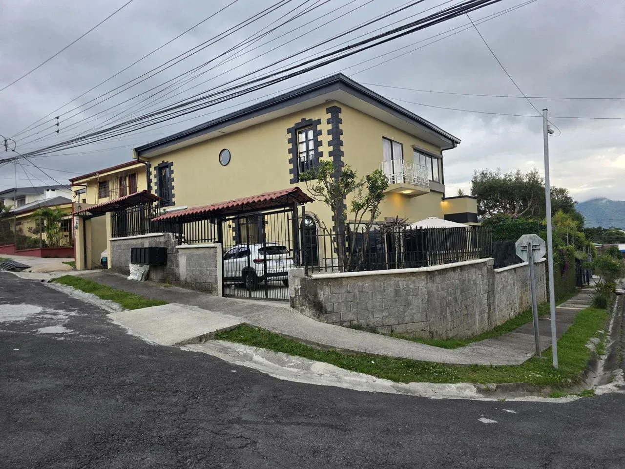 Élégante maison familiale avec grand patio et vues verdoyantes à San Ramón de La Unión - main