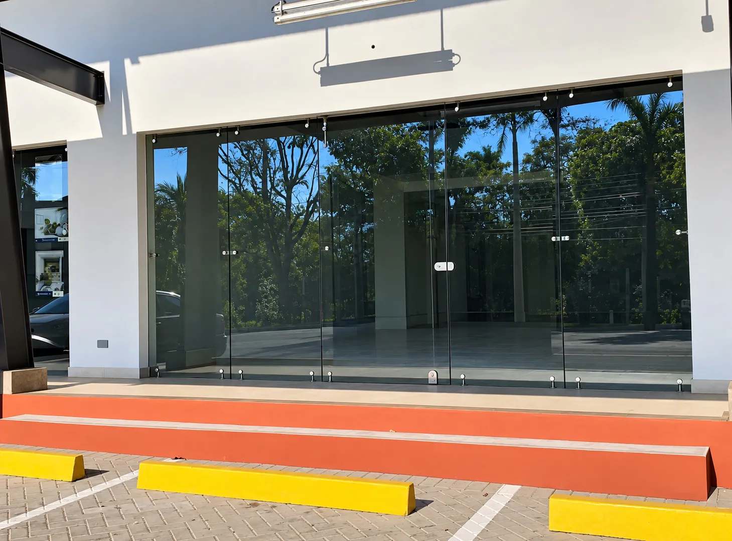VENTA / Local Comercial Moderno en Jacó con Fachada de Cristal y Parqueo Exclusivo - main