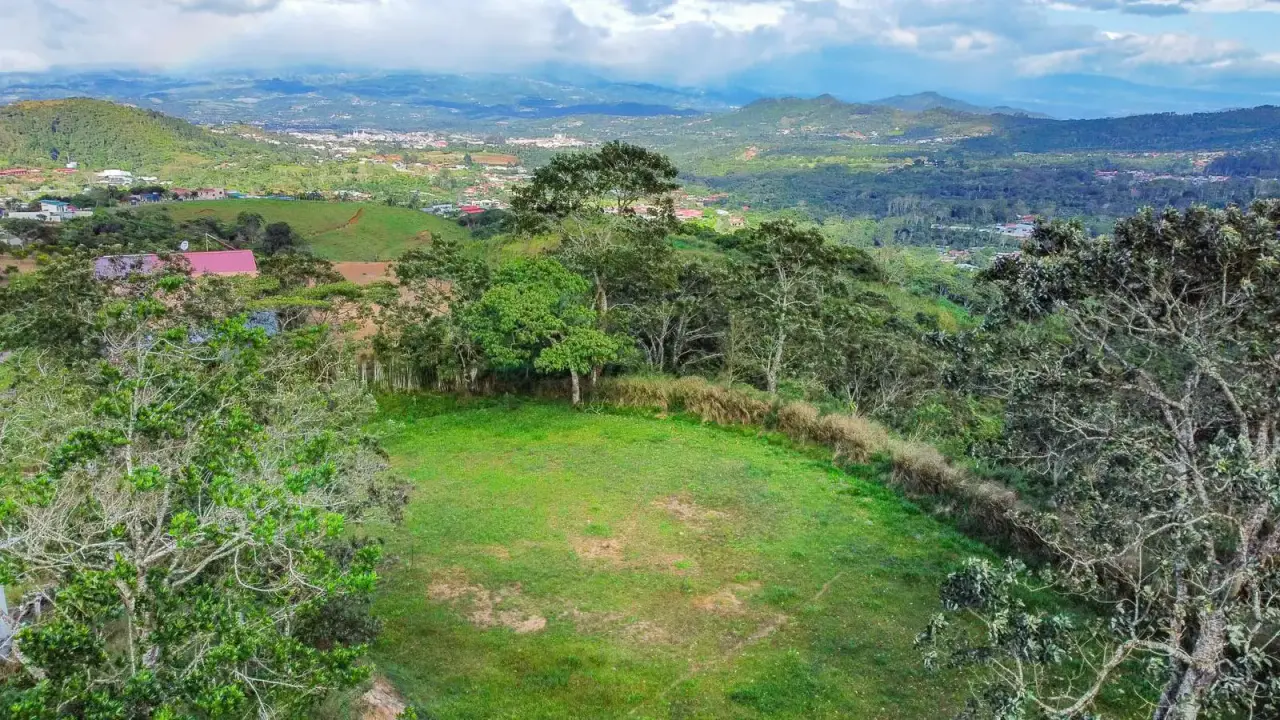 Expansive 2500 sqm Land in Santiago, San Ramón, Costa Rica - 2