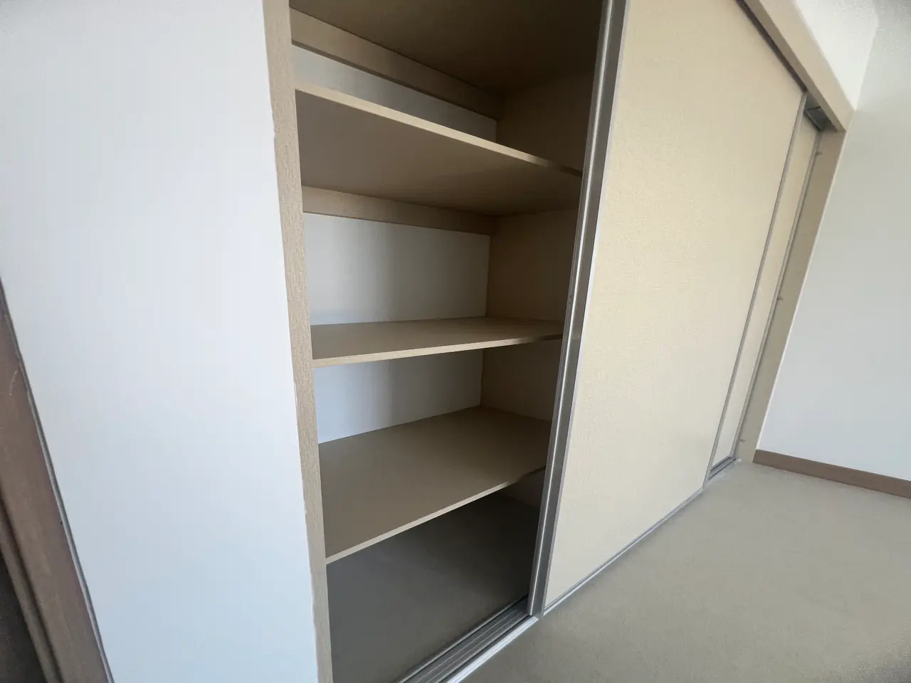 Elegante Apartamento de 3 Dormitorios en Jacó con Balcón y Vistas Verdes - 5