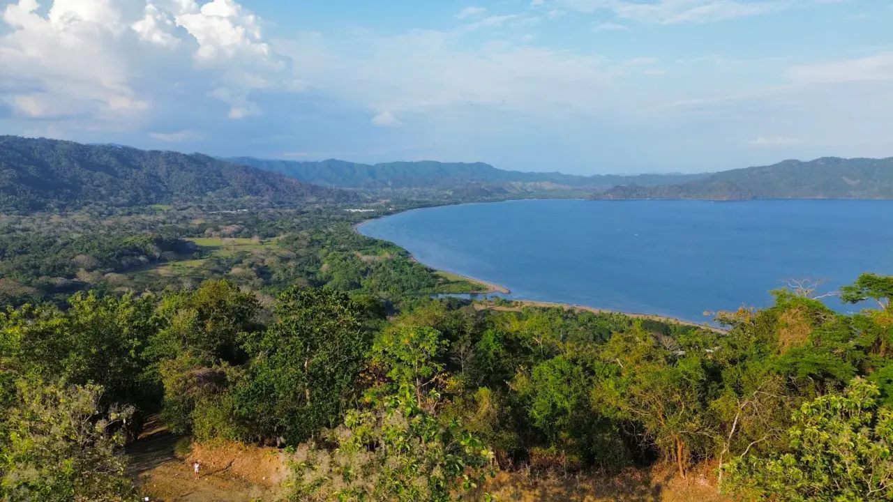 Hermoso lote con vista al mar en comunidad en Tambor - 2