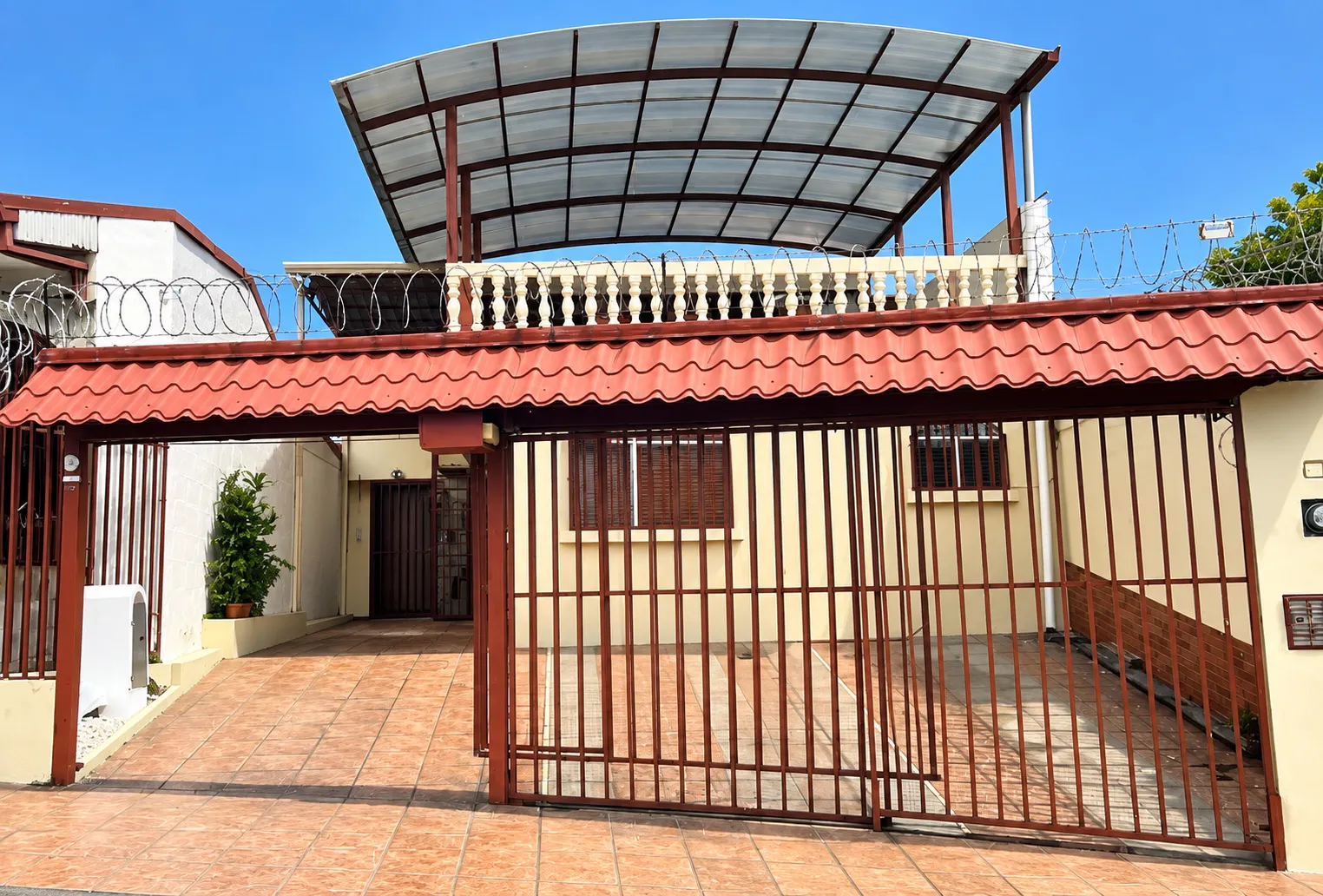 FOR SALE / Spacious Residence with Additional Income Potential in La Uruca, San José - main