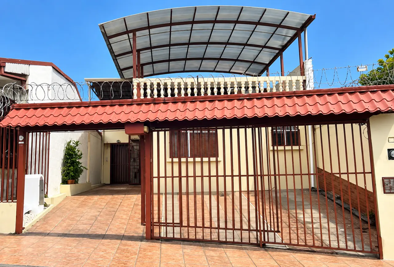 FOR SALE / Spacious Residence with Additional Income Potential in La Uruca, San José - 1