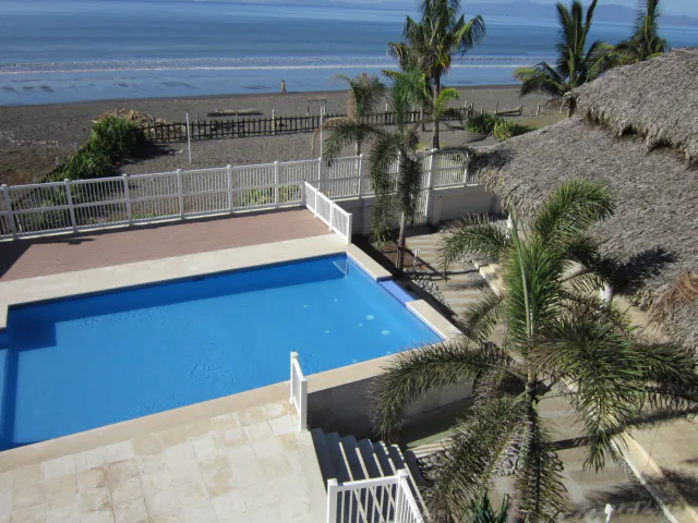 À VENDRE / Hôtel en bord de mer à El Cocal, Puntarenas : 24 chambres, piscine et stationnement