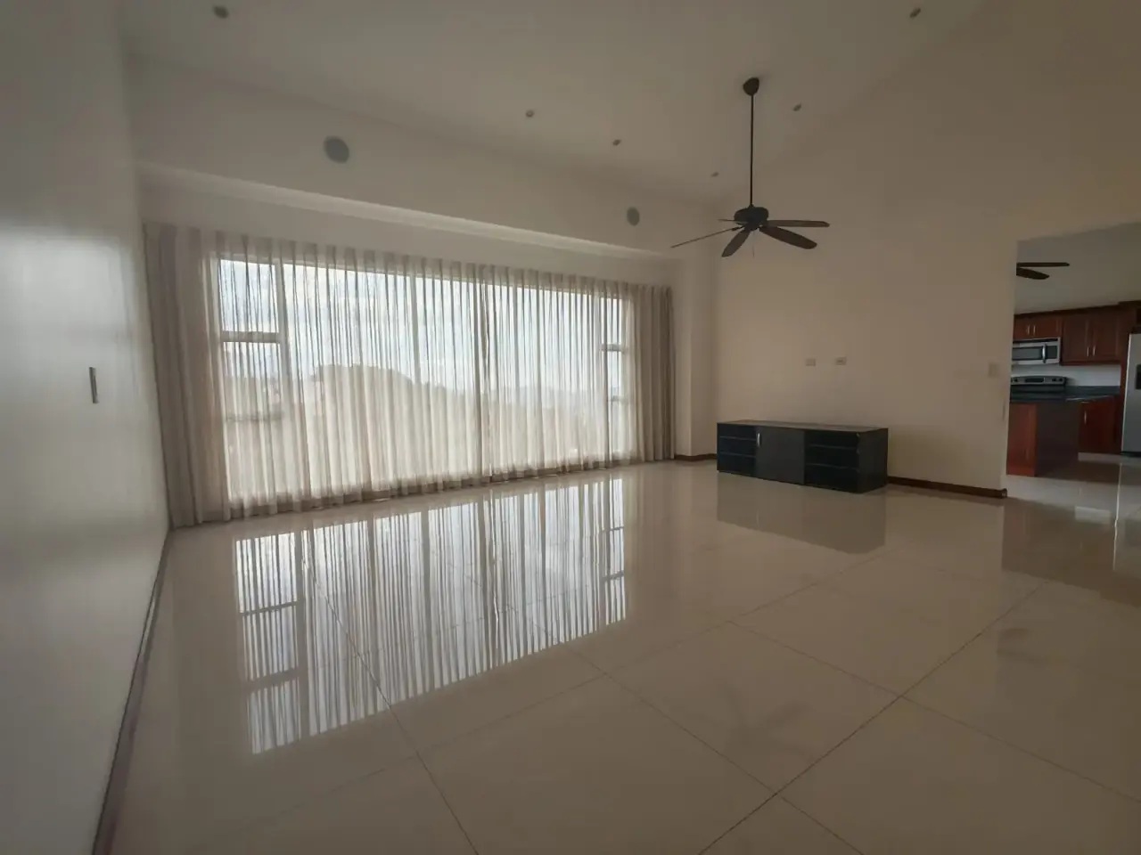 Se alquila espacioso apartamento de 3 habitaciones en Escazú con vistas panorámicas a la ciudad. - 5