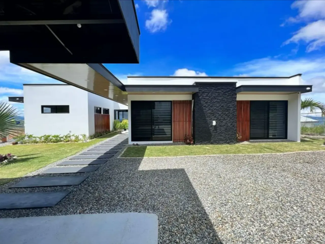 MODERN & ELEGANT HOUSE WITH CITY VIEW IN PEREZ ZELEDON, COSTA RICA - 4