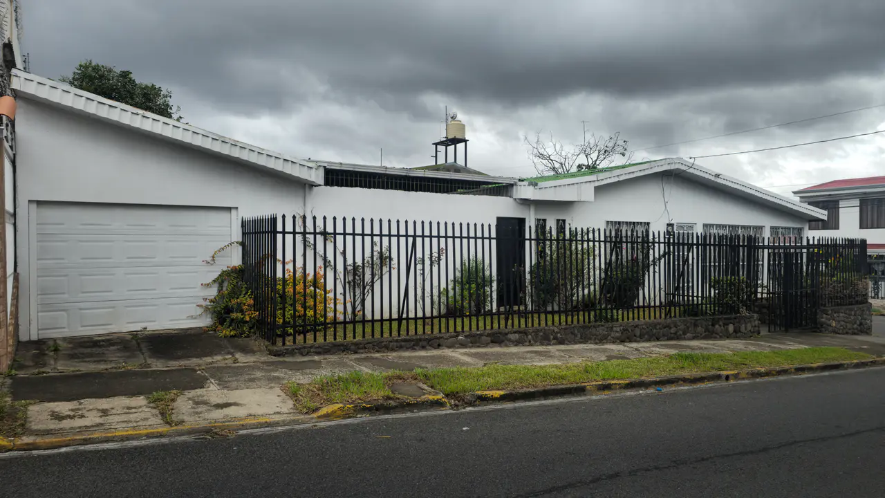 Charming 3-Bedroom Home in Desamparados, San José with Patio and Garden - 1