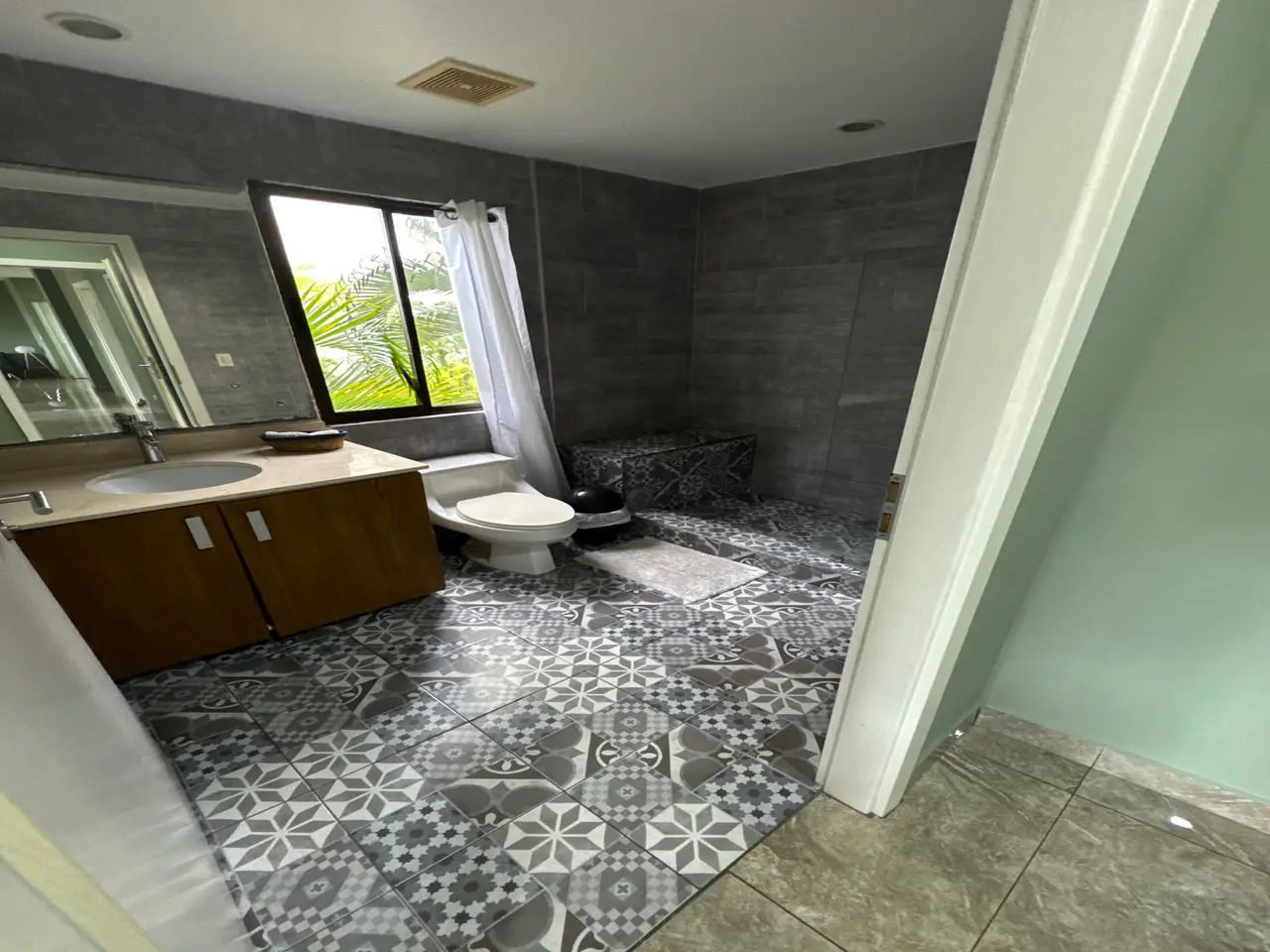 Condominio de 3 Habitaciones en Jacó con Acceso a Piscina en Ubicación Privilegiada - 2