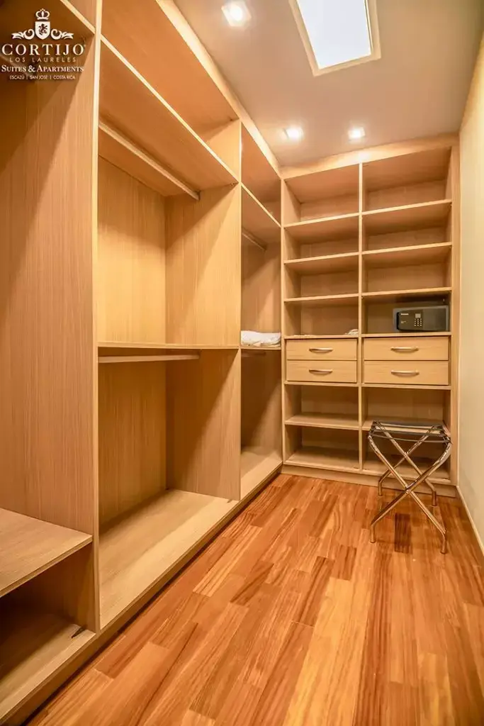 Luxury 1-Bedroom Apartment with City Views and Premium Amenities in Escazú - 5