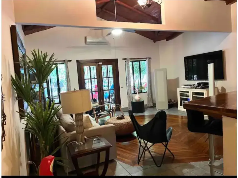 Charming 3-Bedroom House With An Incredible Pool - 4