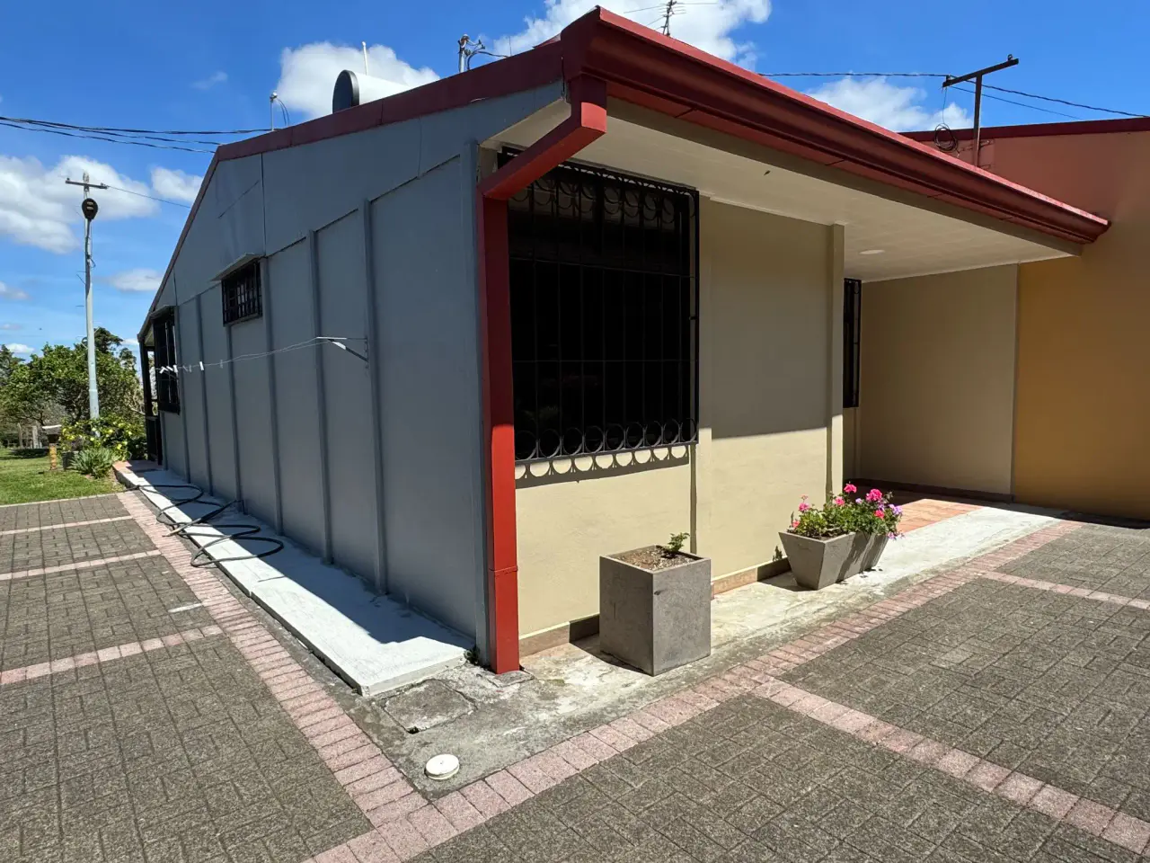 Rent / Versatile Residence with Expansive Grounds and Mountain Views - 5