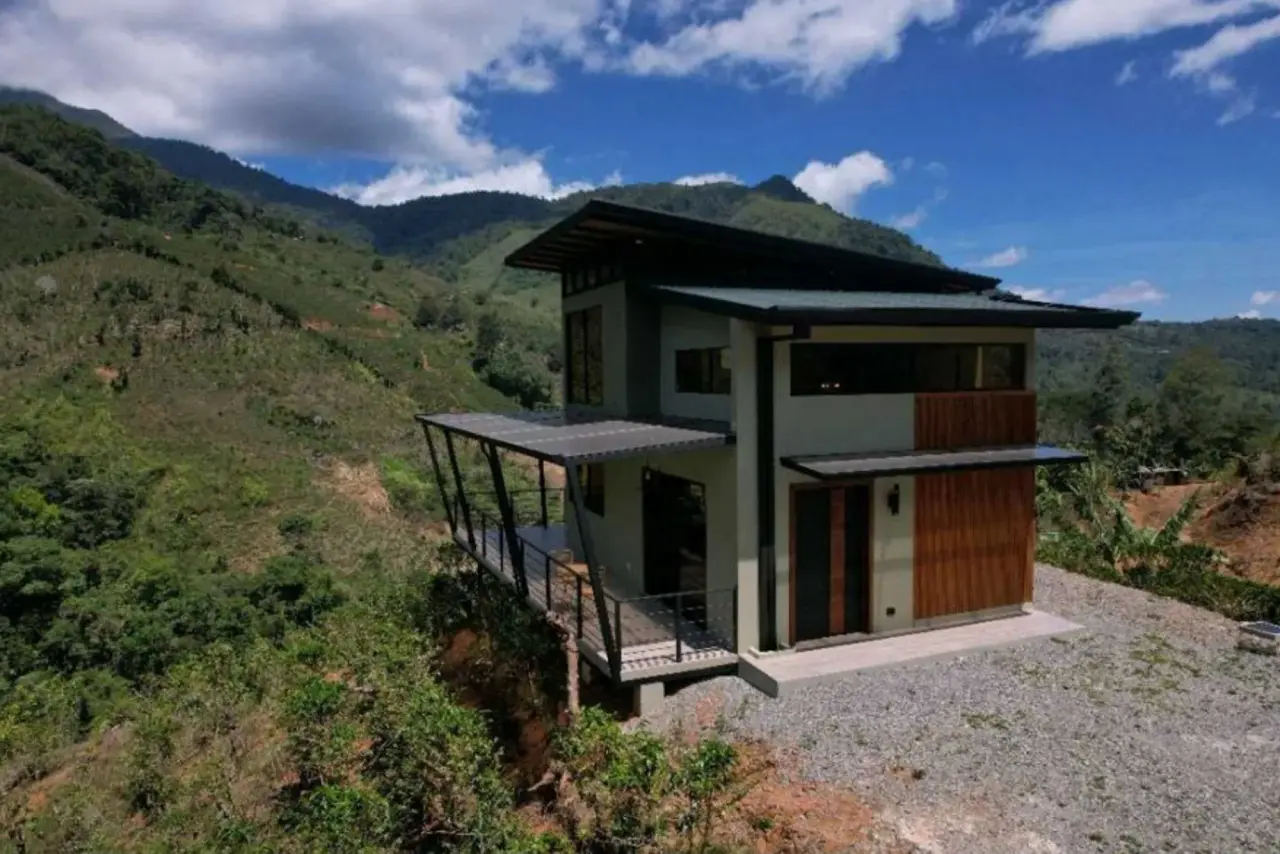MODERN COUNTRY HOUSE WITH GUEST COTTAGE AMIDST A COFFEE PLANTATION - 5
