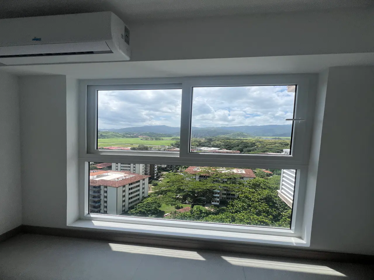 Elegante Apartamento de 3 Dormitorios en Jacó con Balcón y Vistas Verdes - 1