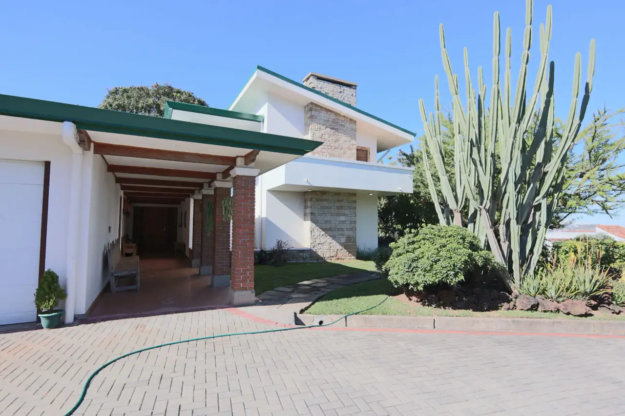 Luxurious 4-Bed Costa Rica Estate for Rent with Pool & Panoramic Views - 2