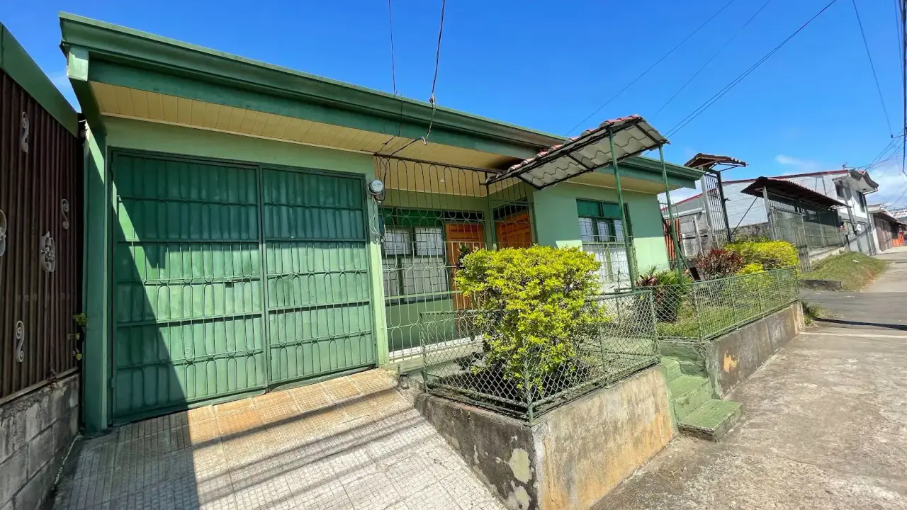 PRIME LOCATION! HOUSE FOR COMMERCIAL OR RESIDENTIAL USE – SAN RAMÓN, ALAJUELA - 2