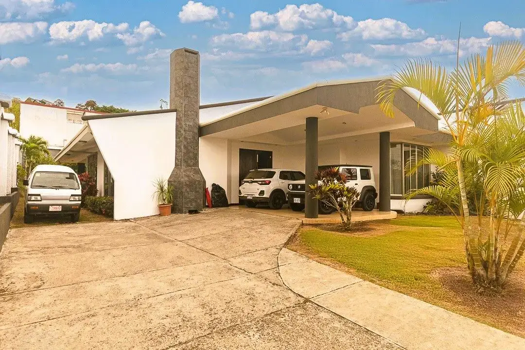 Casa boutique de lujo en venta en la comunidad cerrada de San Ramón - main