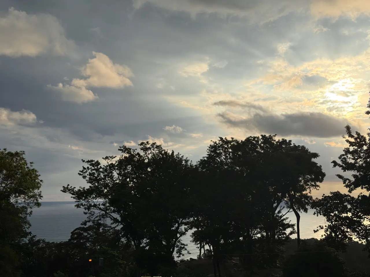 Vues Panoramiques sur l'Océan et la Forêt : Retraite Montagnarde Moderne - 1