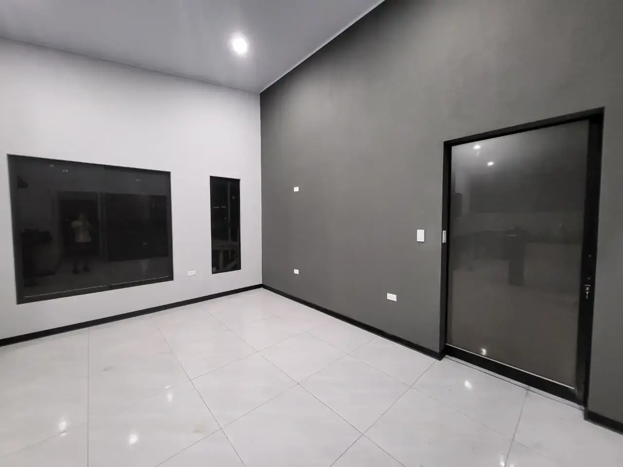 Amplia propiedad en Grecia con dos casas independientes, ideal para familia y alquiler. - 1