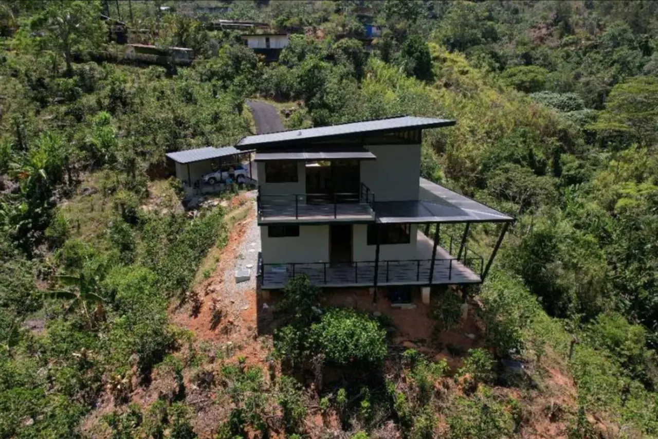 MODERN COUNTRY HOUSE WITH GUEST COTTAGE AMIDST A COFFEE PLANTATION - 4