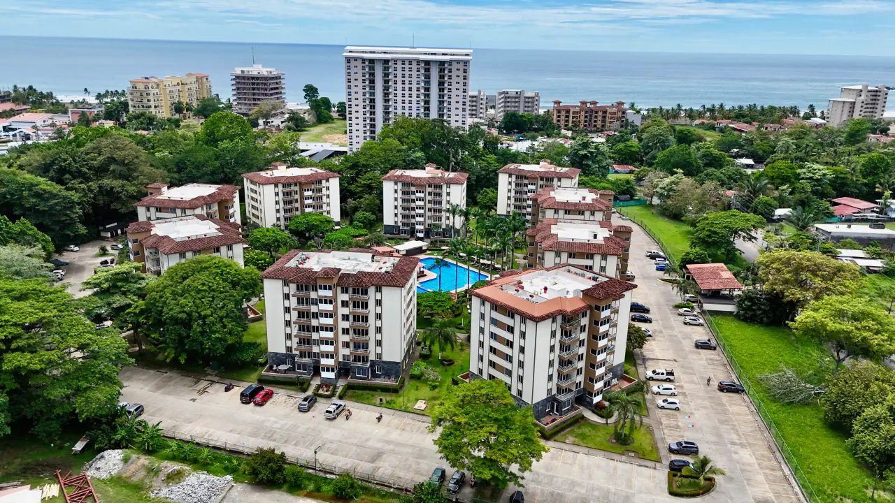 Spacious 3-Bedroom Apartment in Costa Linda with Community Pool in Jacó - 4