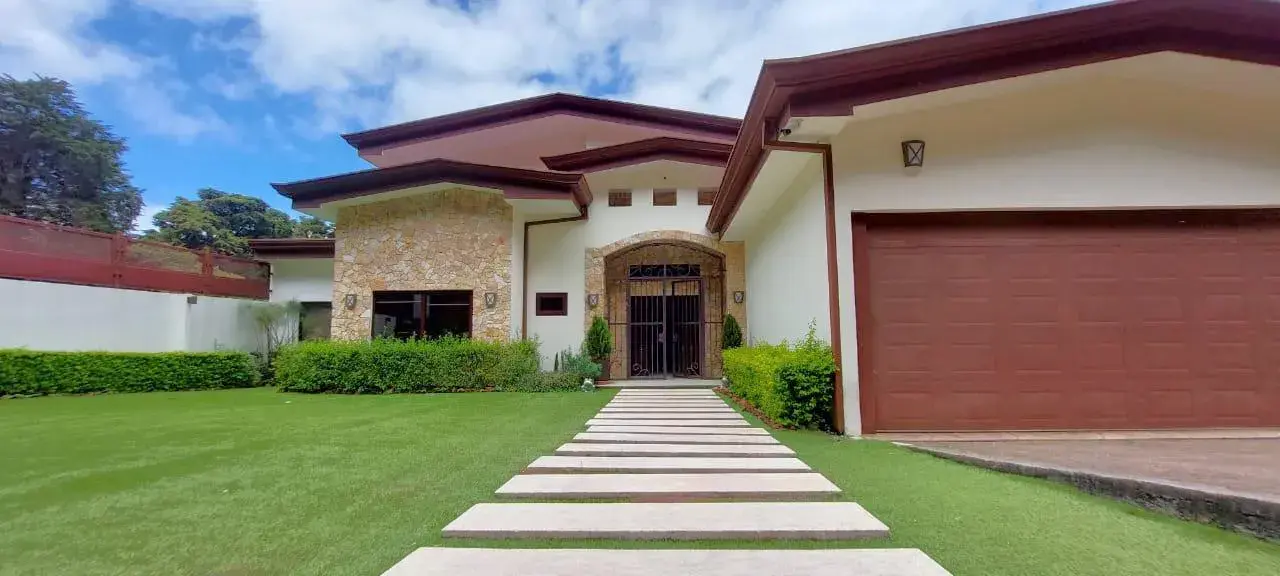 Luxury Home in Heredia: Modern Design, Spacious Garden, and Premium Finishes - 1