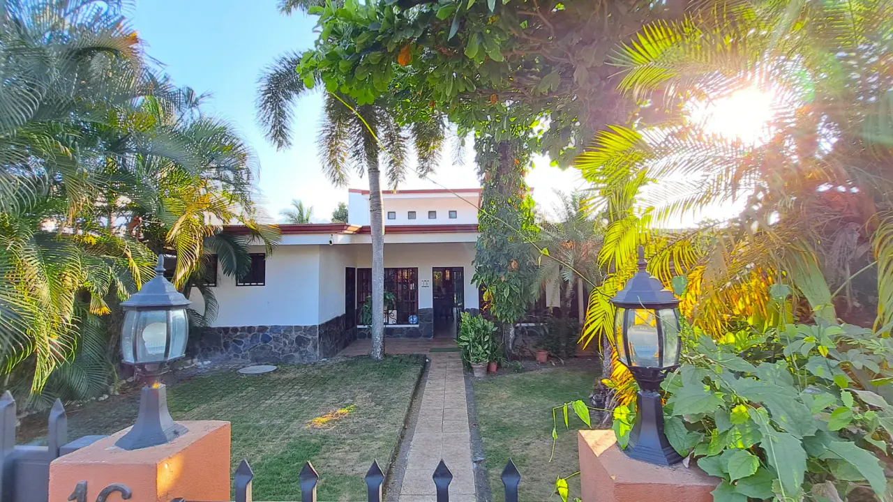 4-bedroom Detached Home with large Backyard near downtown Jacó - 2