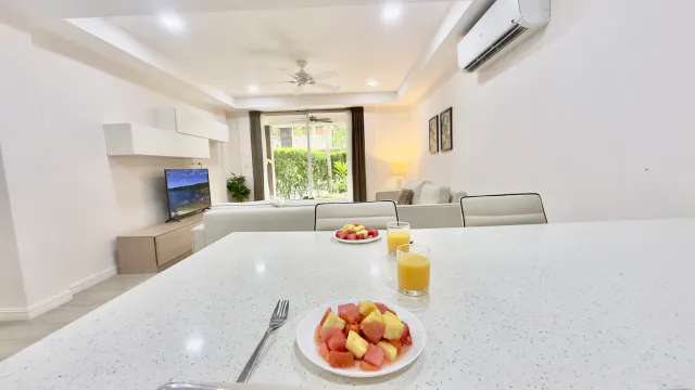 Apartamento de Lujo en Herradura: 2 Habitaciones, Balcón y Acceso a Piscina