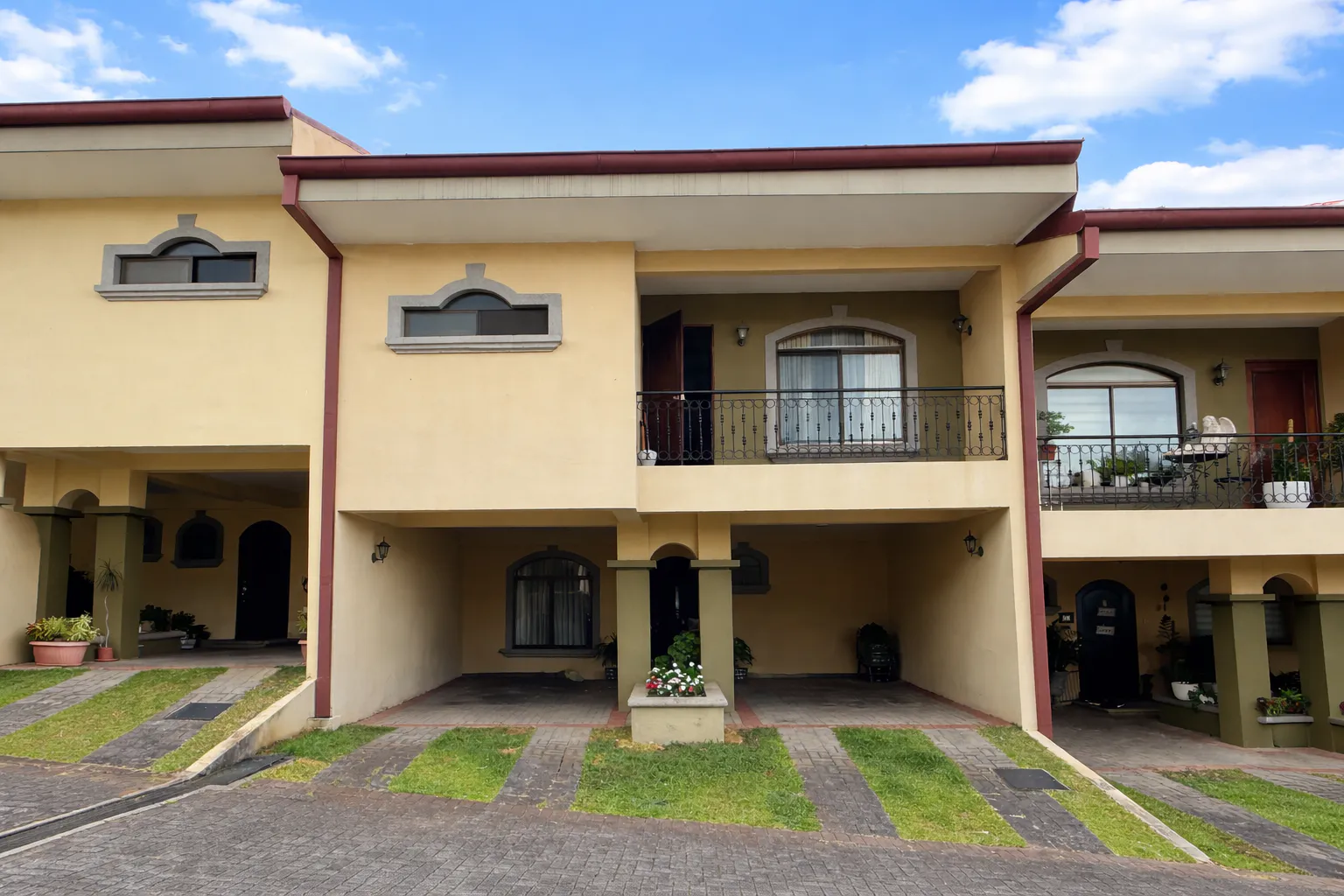 Sale / Spacious and comfortable home in a gated community - main