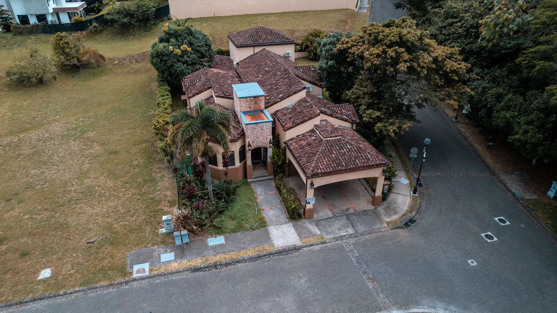 À VENDRE / Majesté et Exclusivité à Santa Ana ! Votre Havre de Paix Idéal Vous Attend - main
