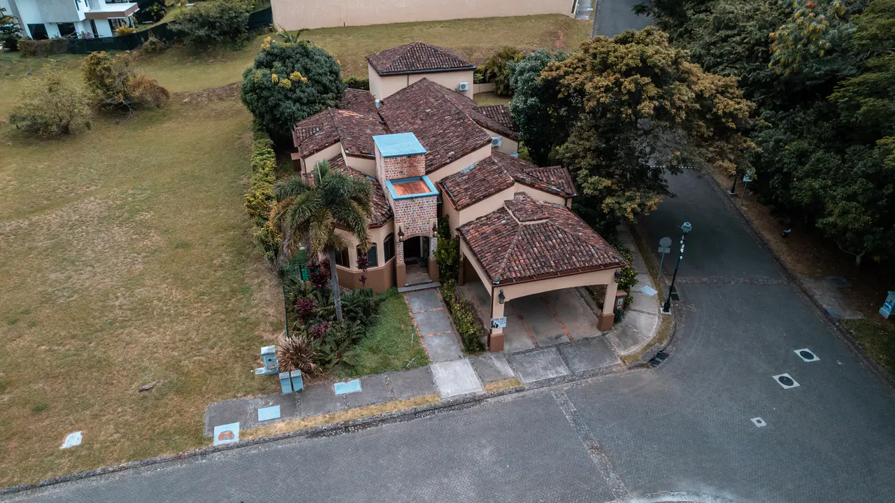 À VENDRE / Majesté et Exclusivité à Santa Ana ! Votre Havre de Paix Idéal Vous Attend - 1