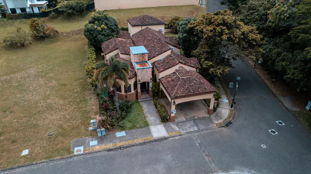 SALE / Majesty and Exclusivity in Santa Ana! Your Dream Haven Awaits