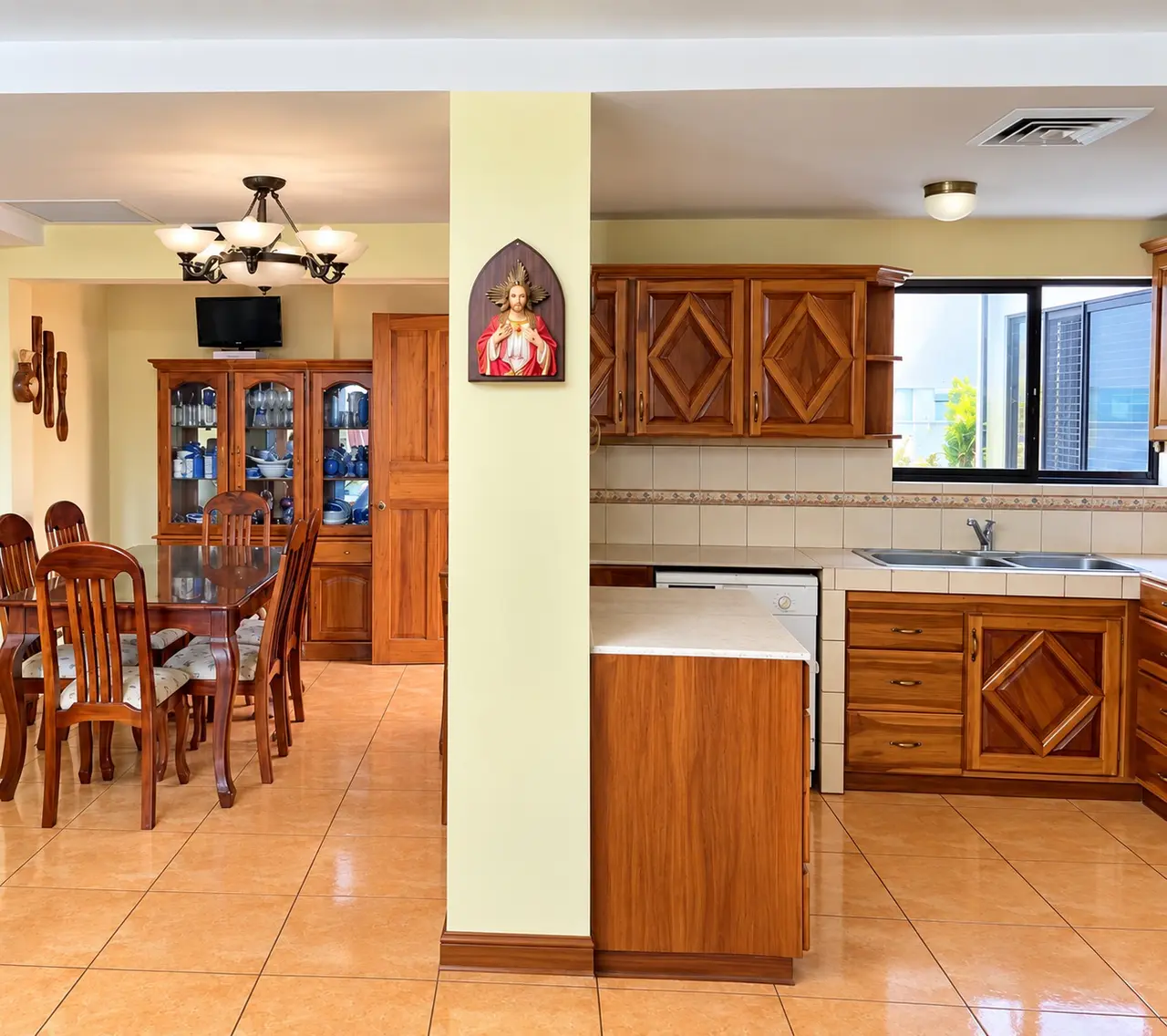 FOR SALE / Spacious Residence with Additional Income Potential in La Uruca, San José - 5