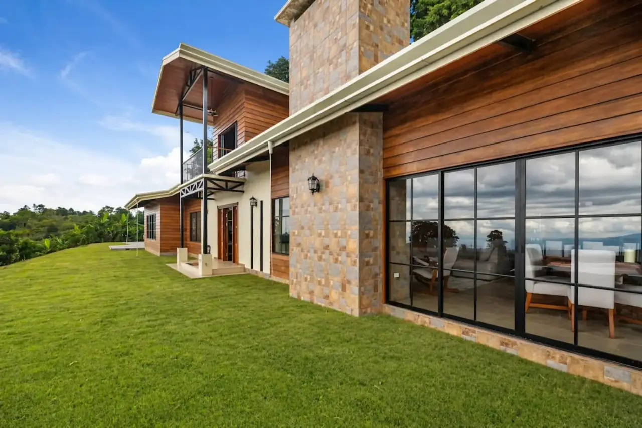 Exquisite Mountain View Hillside Retreat in Costa Rica with Panoramic Views - 2