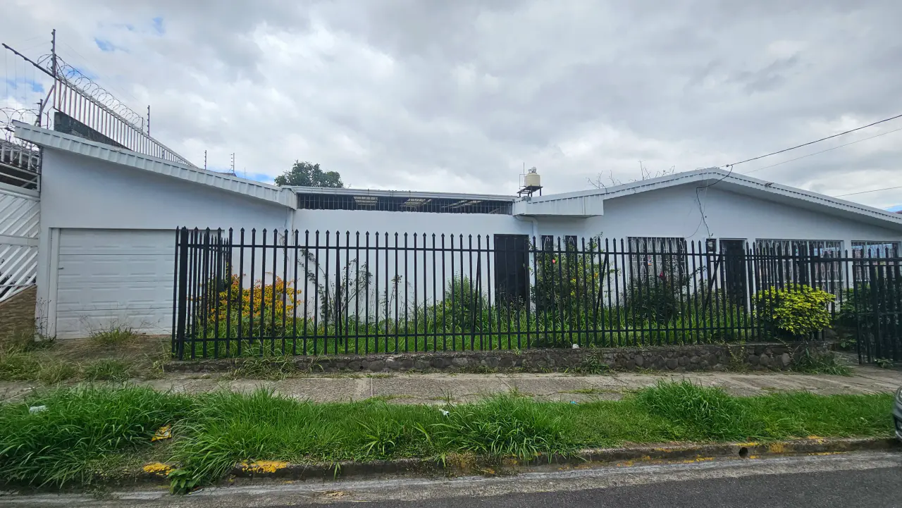 Encantadora Casa de 3 Habitaciones en Desamparados, San José con Patio y Jardín - 4