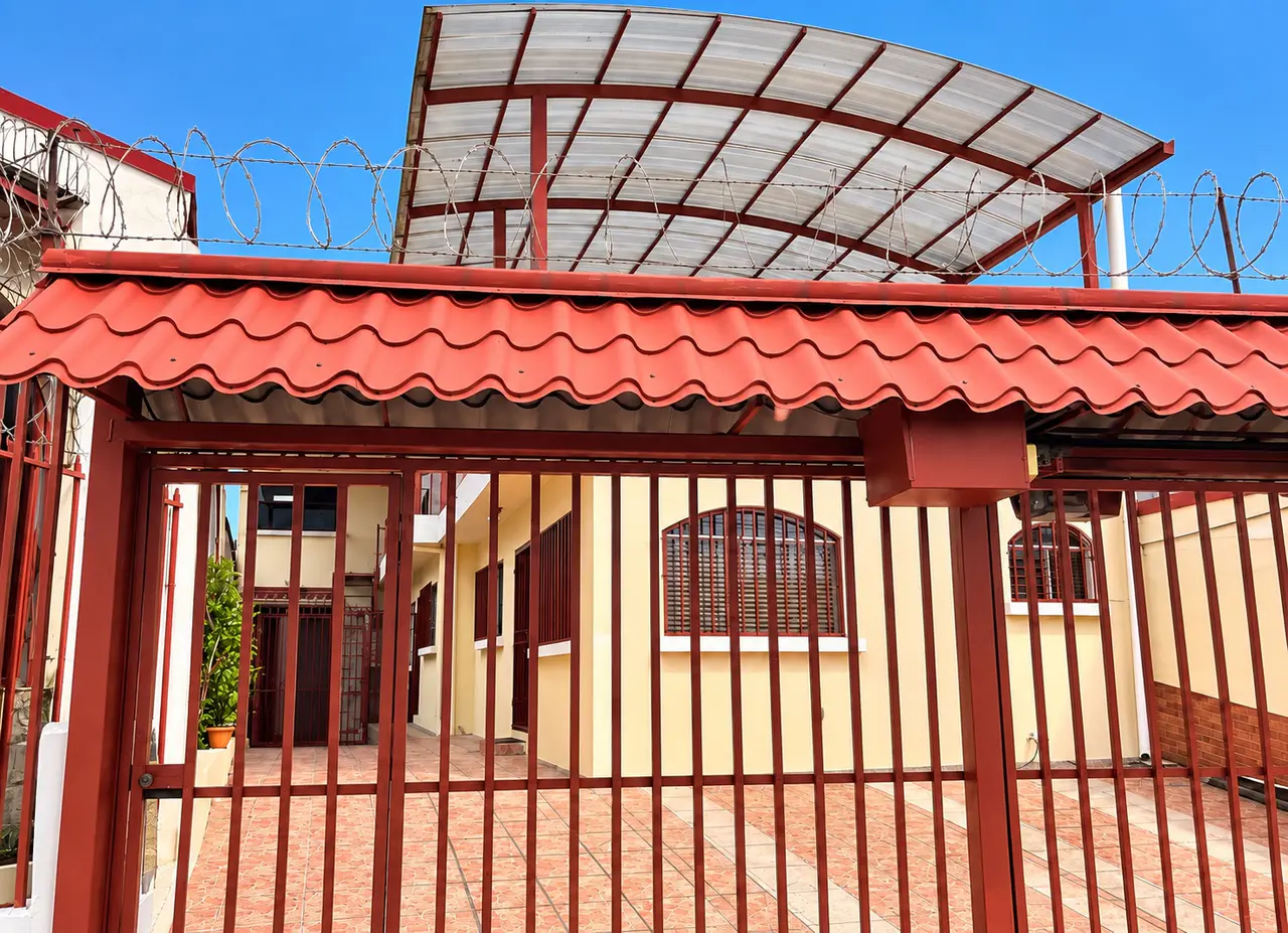 FOR SALE / Spacious Residence with Additional Income Potential in La Uruca, San José - 2