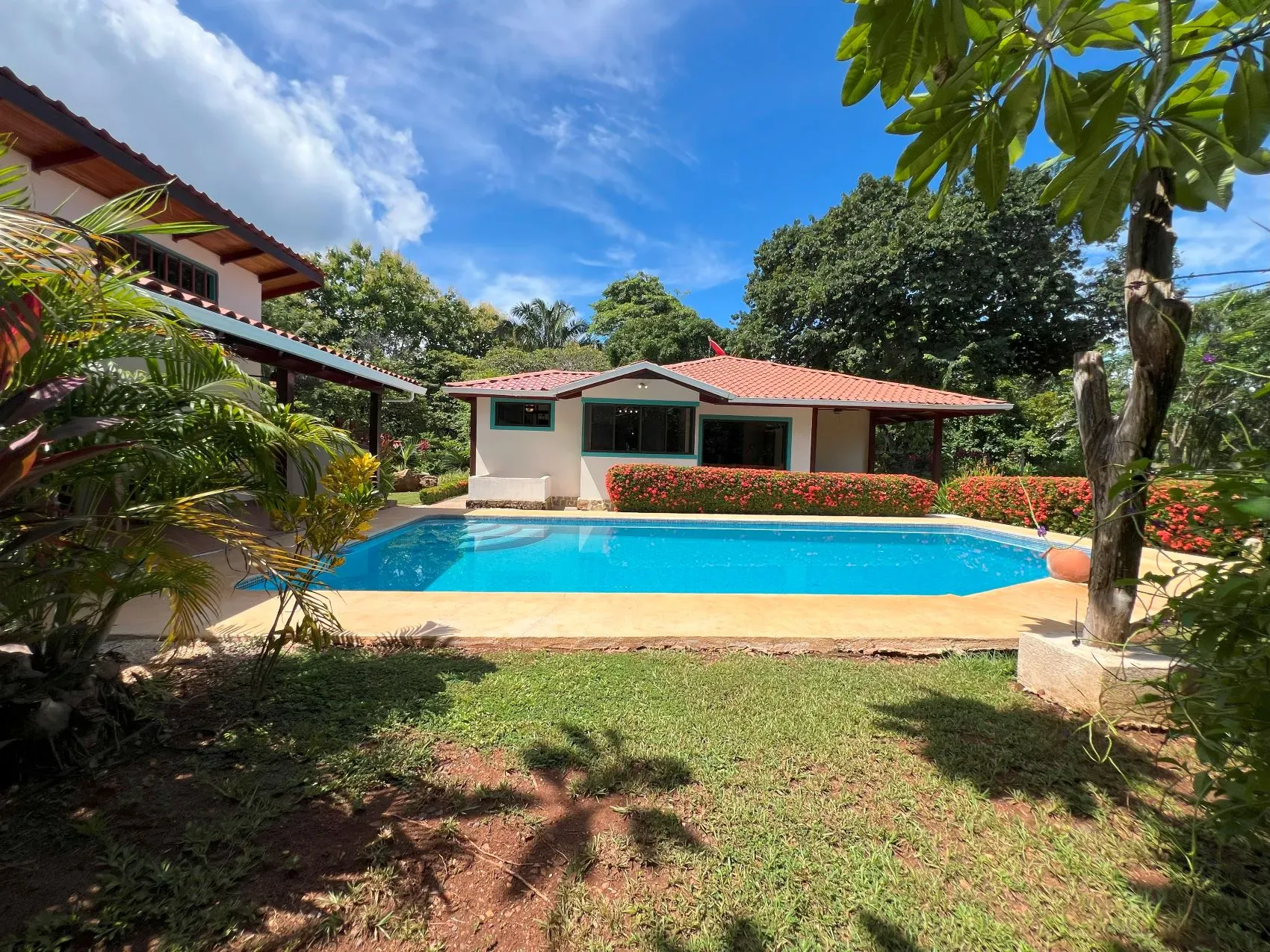 Encantadora casa de 3 dormitorios y 3 baños con piscina cerca de Tango Mar: un oasis tropical - main